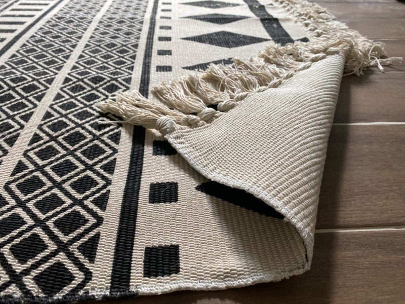 USTIDE سجادة يدوية النسج USTIDE 3'x5'، سجادة تزيينية لغرفة النوم، سجادة منطقة كبيرة بتفاصيل قطنية، سجادة حافة لغرفة المعيشة والمطبخ وغرفة الغسيل والحمام والمدخل، باللونين الأسود والكريم - Image 5